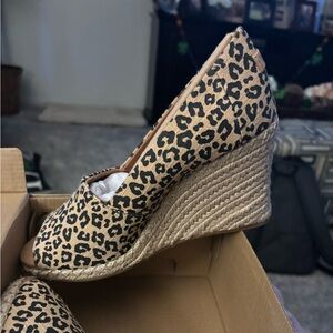 NWOT TOMS Michelle Wedge Women's Sandal size 6 leopard print